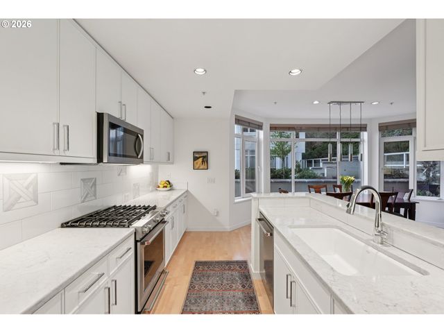 2445 Nw WESTOVER Rd 210, Portland, OR 97210