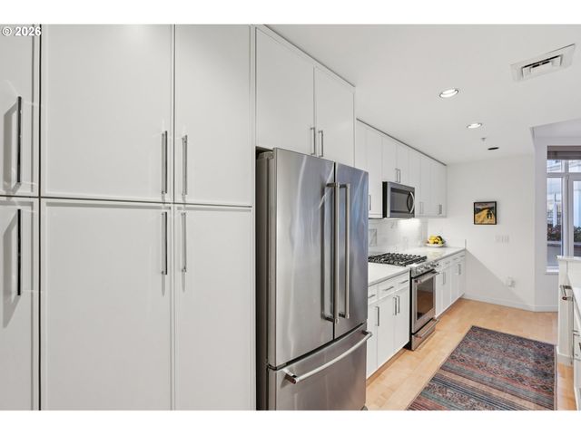 2445 Nw WESTOVER Rd 210, Portland, OR 97210