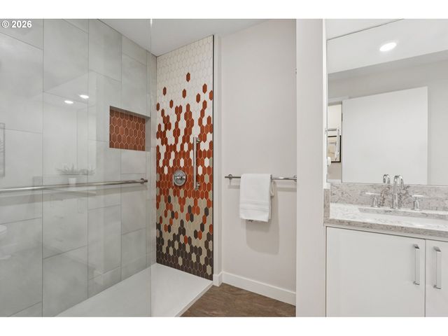 2445 Nw WESTOVER Rd 210, Portland, OR 97210