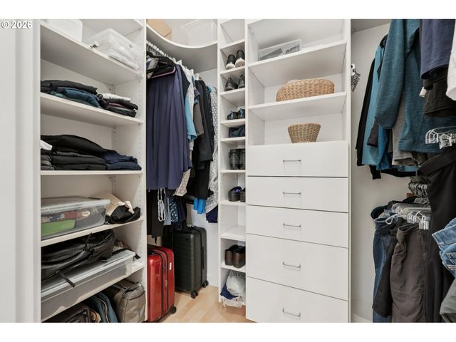 2445 Nw WESTOVER Rd 210, Portland, OR 97210