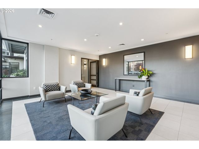 2445 Nw WESTOVER Rd 210, Portland, OR 97210