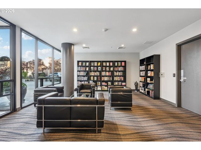 2445 Nw WESTOVER Rd 210, Portland, OR 97210