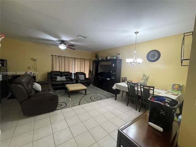 904 NW 100th Avenue, Pembroke Pines, FL 33024