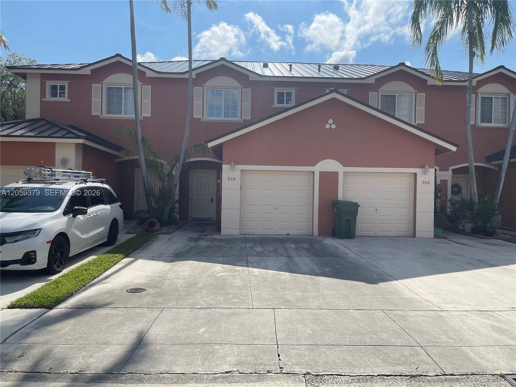 904 NW 100th Avenue, Pembroke Pines, FL 33024
