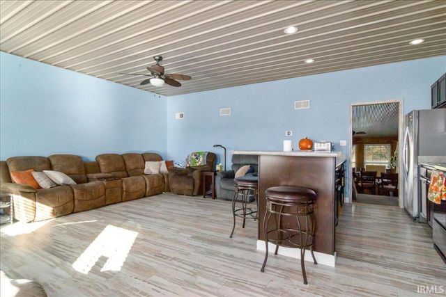 2352 E Warrenton Road, Haubstadt, IN 47639