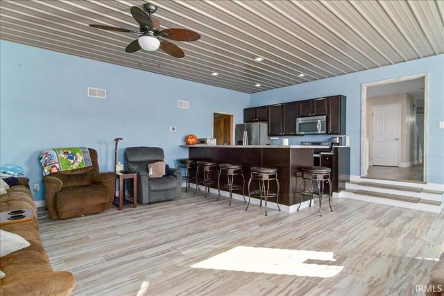 2352 E Warrenton Road, Haubstadt, IN 47639