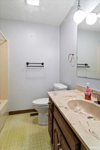 2352 E Warrenton Road, Haubstadt, IN 47639