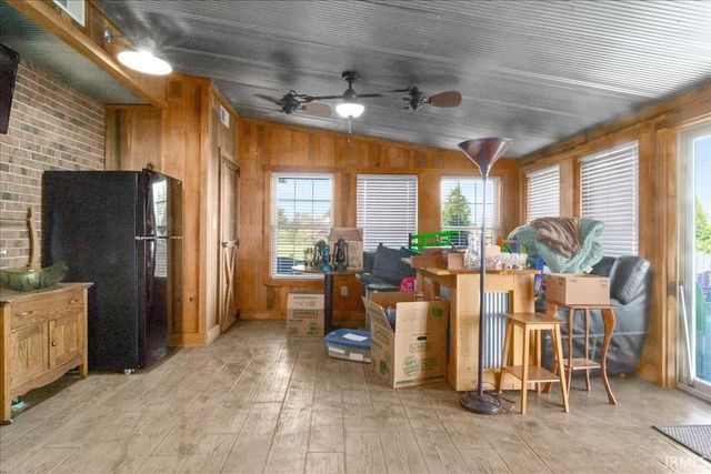 2352 E Warrenton Road, Haubstadt, IN 47639