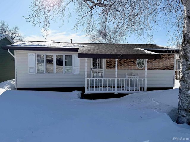 2009 Deer Lake Avenue, Ishpeming, MI 49849