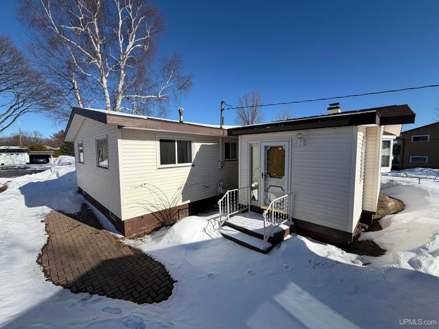 2009 Deer Lake Avenue, Ishpeming, MI 49849