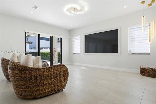 8096 NW 48th Ter, Doral, FL 33166