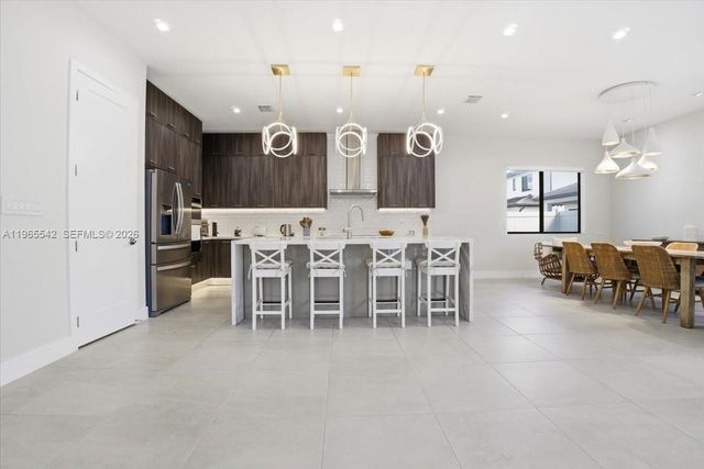 8096 NW 48th Ter, Doral, FL 33166