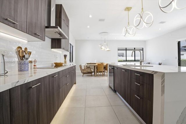 8096 NW 48th Ter, Doral, FL 33166