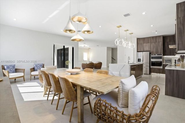 8096 NW 48th Ter, Doral, FL 33166