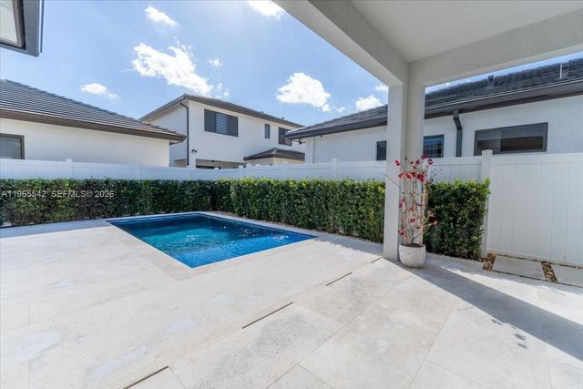 8096 NW 48th Ter, Doral, FL 33166