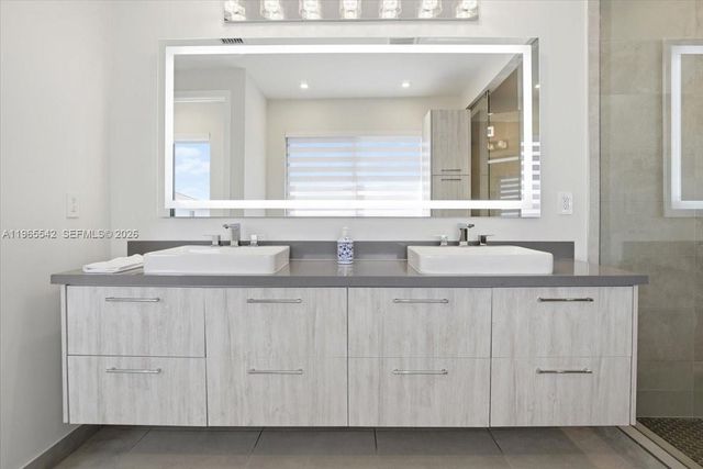 8096 NW 48th Ter, Doral, FL 33166