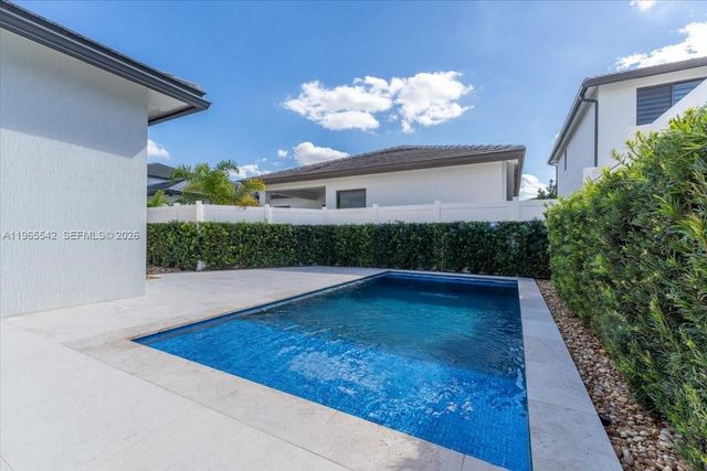 8096 NW 48th Ter, Doral, FL 33166