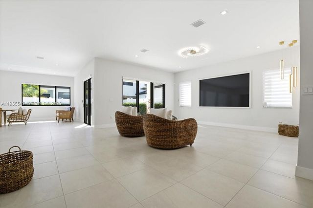 8096 NW 48th Ter, Doral, FL 33166