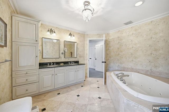 760 Rivenwood Road, Franklin Lakes, NJ 07417