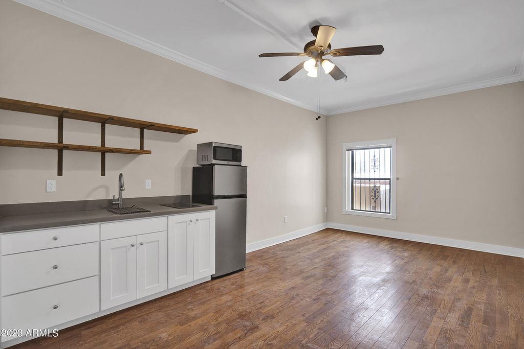 5753 W GLENDALE Avenue 206, Glendale, AZ 85301