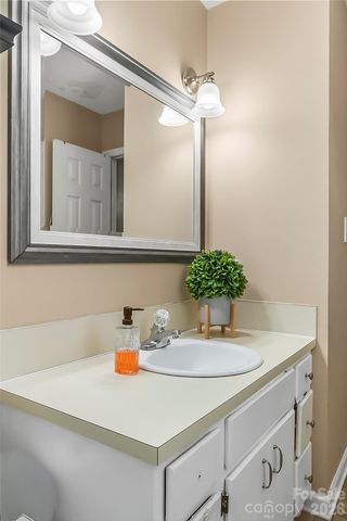 1757 Castlewood Court, Hickory, NC 28602