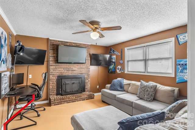 1757 Castlewood Court, Hickory, NC 28602