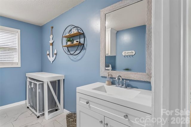 1757 Castlewood Court, Hickory, NC 28602