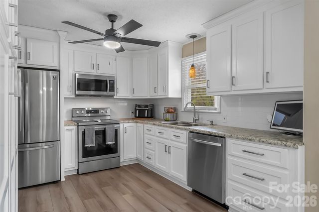 1757 Castlewood Court, Hickory, NC 28602