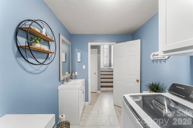 1757 Castlewood Court, Hickory, NC 28602