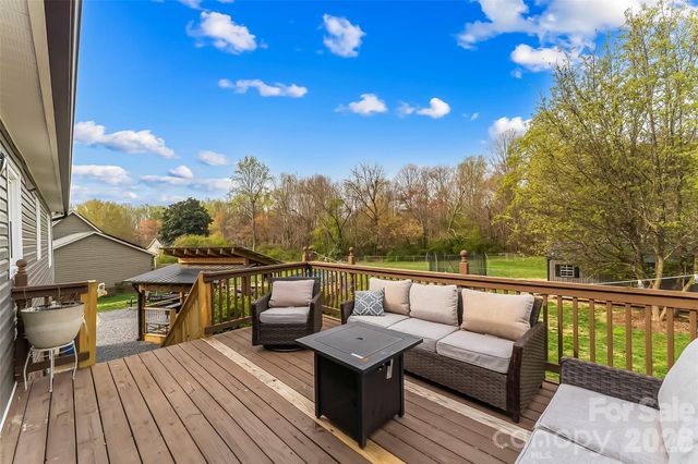 1757 Castlewood Court, Hickory, NC 28602