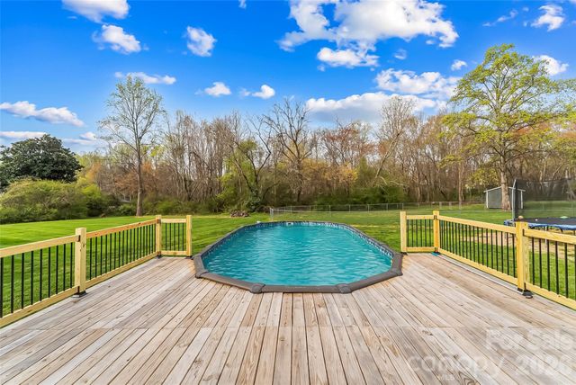 1757 Castlewood Court, Hickory, NC 28602