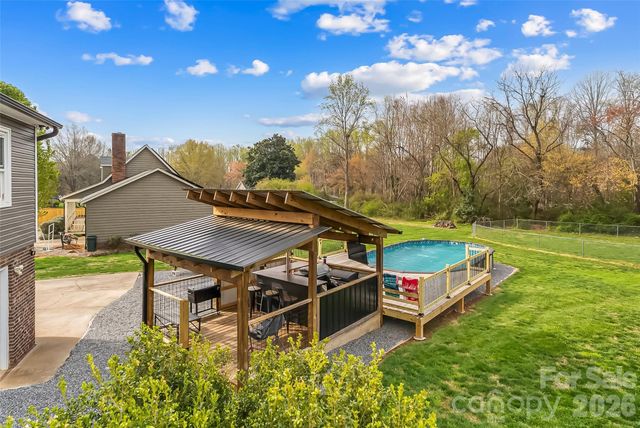 1757 Castlewood Court, Hickory, NC 28602