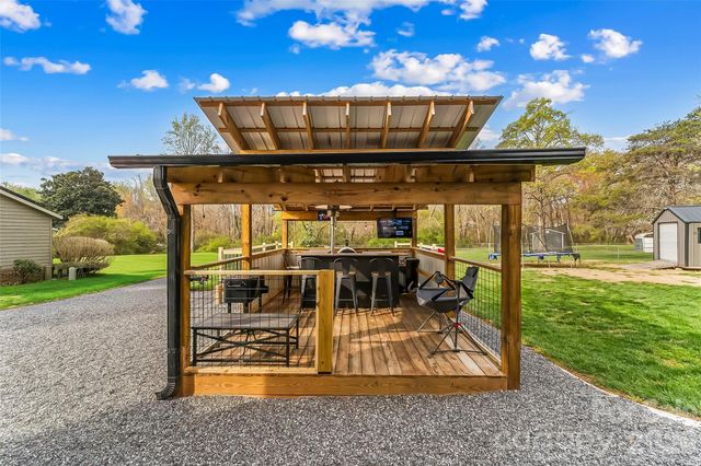 1757 Castlewood Court, Hickory, NC 28602