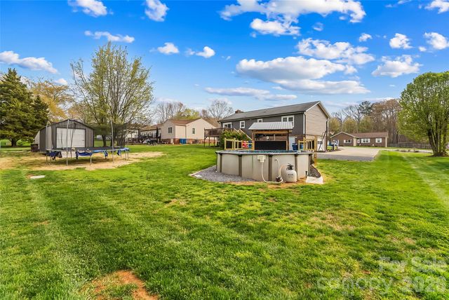 1757 Castlewood Court, Hickory, NC 28602