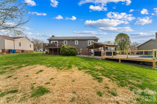 1757 Castlewood Court, Hickory, NC 28602