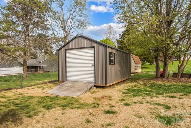 1757 Castlewood Court, Hickory, NC 28602