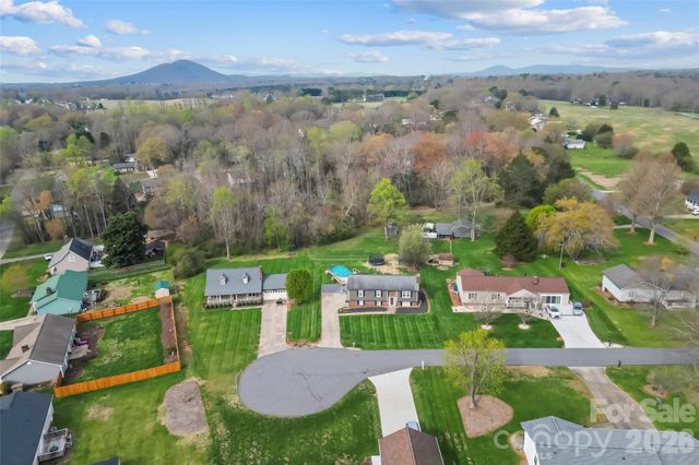 1757 Castlewood Court, Hickory, NC 28602