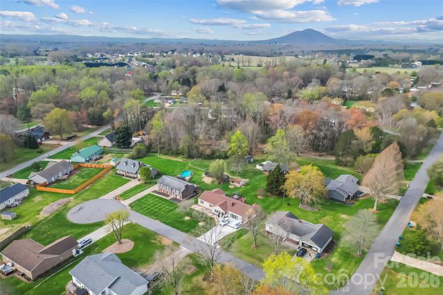 1757 Castlewood Court, Hickory, NC 28602