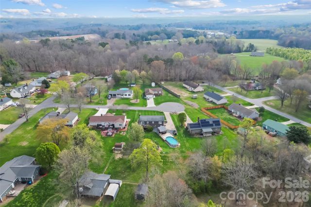 1757 Castlewood Court, Hickory, NC 28602