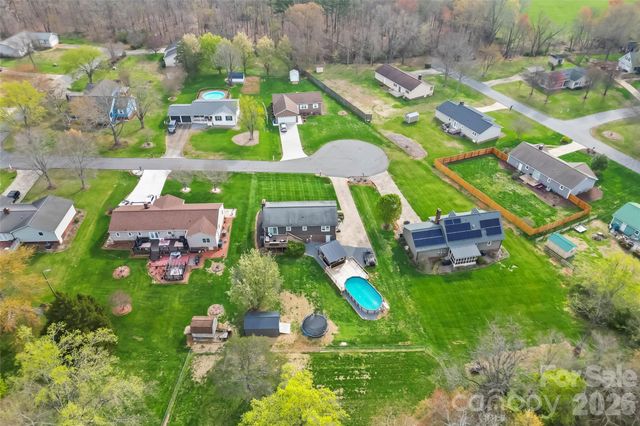 1757 Castlewood Court, Hickory, NC 28602