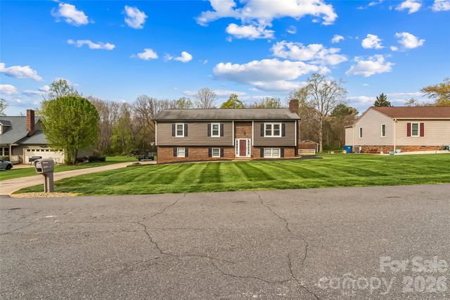 1757 Castlewood Court, Hickory, NC 28602