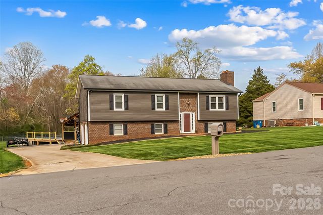 1757 Castlewood Court, Hickory, NC 28602