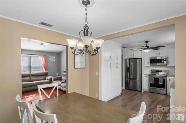 1757 Castlewood Court, Hickory, NC 28602