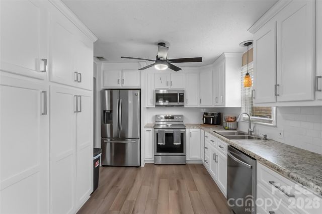 1757 Castlewood Court, Hickory, NC 28602