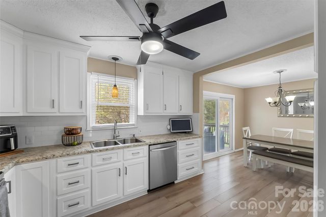 1757 Castlewood Court, Hickory, NC 28602