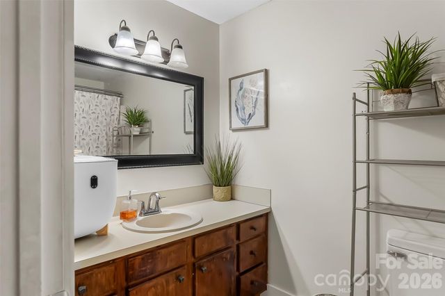 1757 Castlewood Court, Hickory, NC 28602