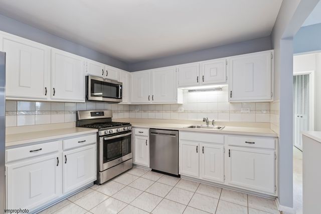 945 E Kenilworth Avenue 318, Palatine, IL 60074