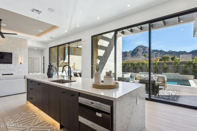 1832 E PALMAIRE Avenue, Phoenix, AZ 85020