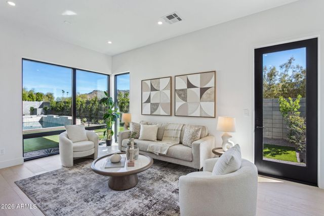 1832 E PALMAIRE Avenue, Phoenix, AZ 85020