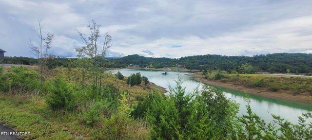 30 Emerald Isle Blvd, Dandridge, TN 37725